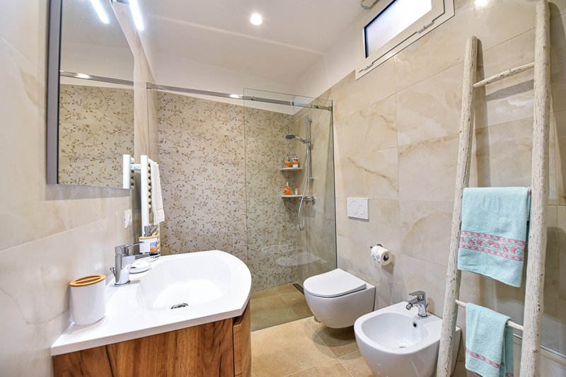 Bagno privato en-suite con ampia doccia walk-in