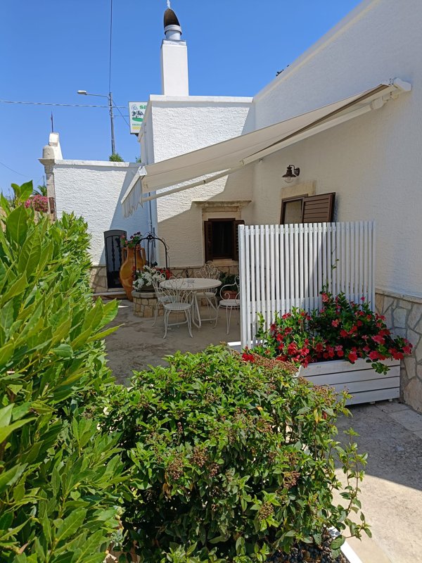 Patio esterno attrezzato per pranzi e cene all'aperto