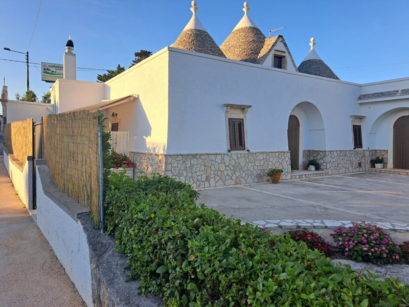 Suggestiva vista del trullo a doppio cono al tramonto